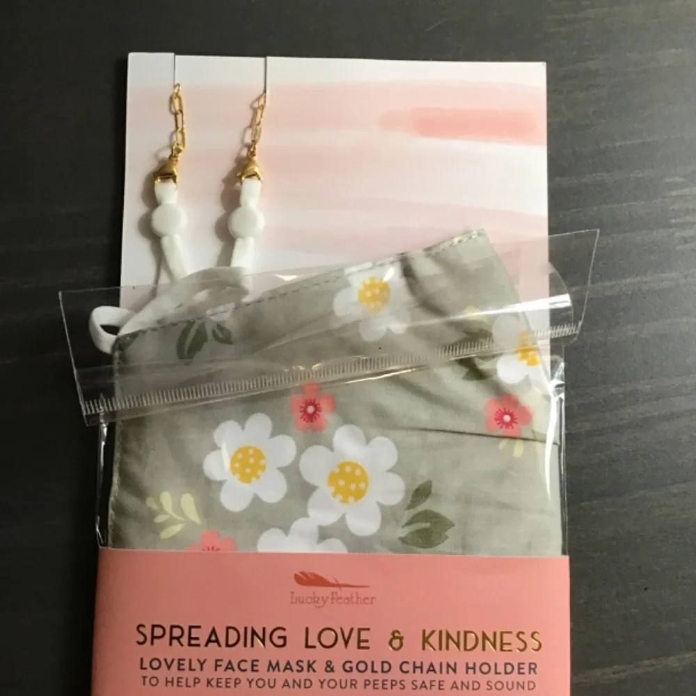 LUCKY FEATHER Lovely Face Mask & Gold Chain Holder 2pc Set